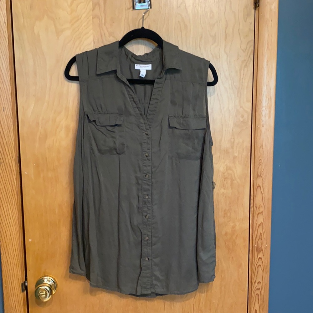 Sleeveless green maternity top